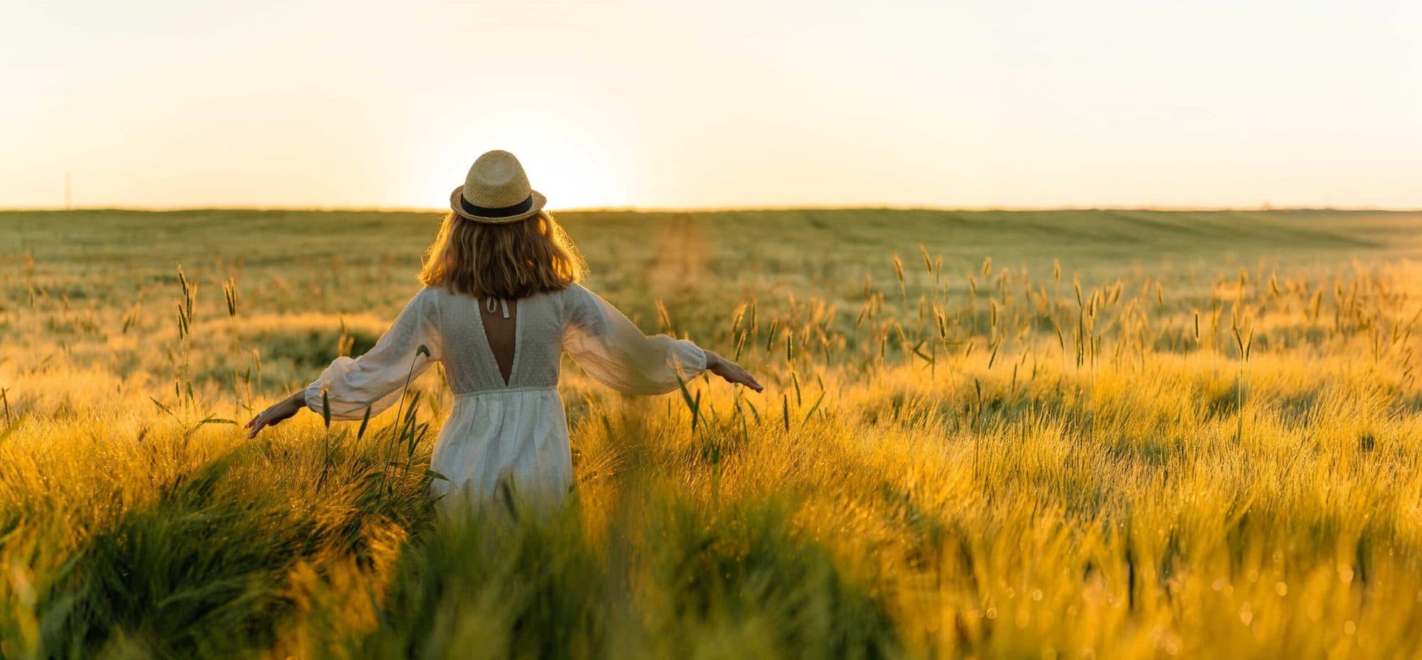 Frau in einem Weizenfeld
