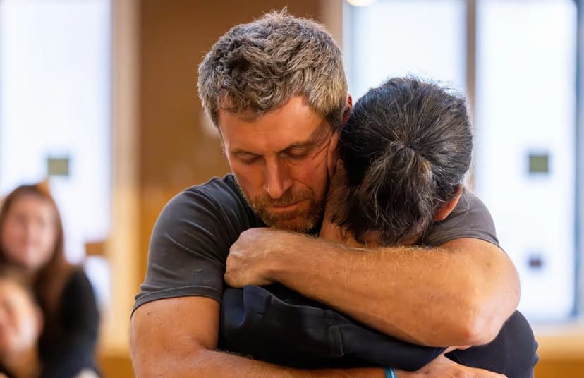 Felix Klemme umarmt einen Teilnehmer in einem emotionalen Moment
