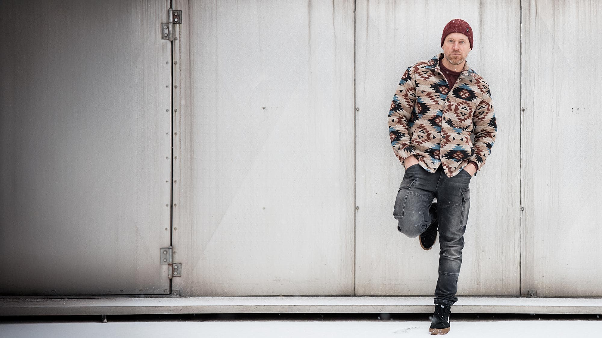 Felix Klemme lehnt lässig an einer Wand