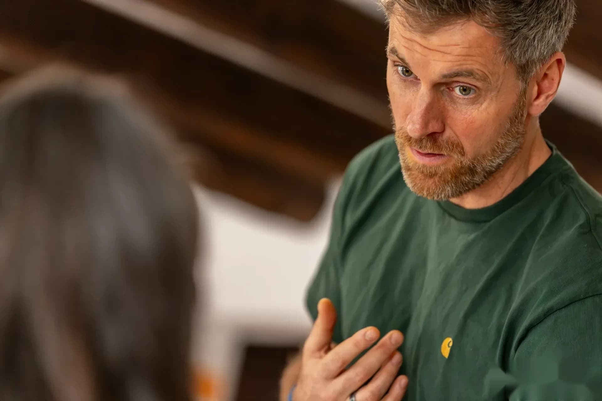 Felix Klemme spricht eindringlich mit einer Teilnehmerin