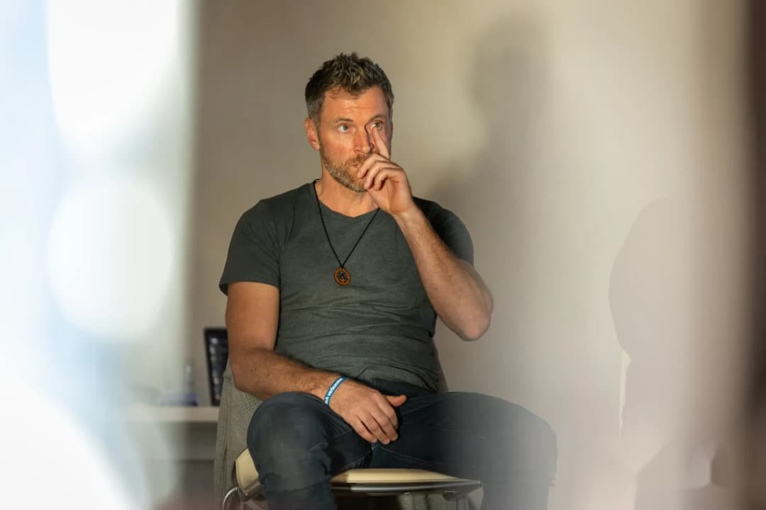 Felix Klemme sitzt nachdenklich mit der Hand am Kinn